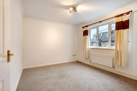 2 bedroom end of terrace house to rent, Estuary Close, Colchester CO4