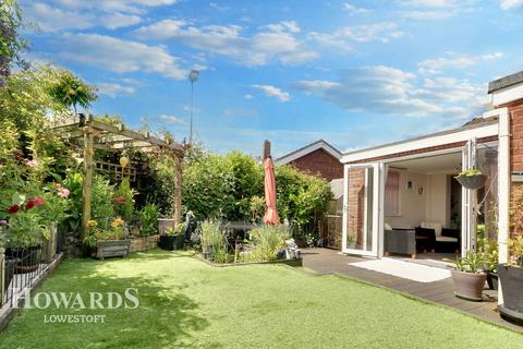 31 Cranleigh Road, Lowestoft, NR33 7EX