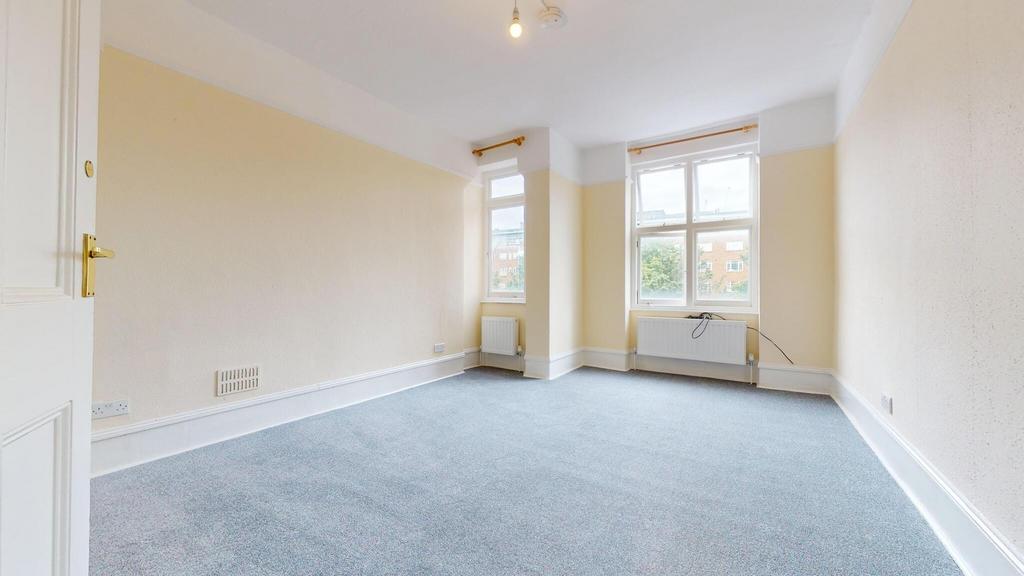 Barons Court Road, London W14 3 bed flat to rent £3,250 pcm (£750 pw)