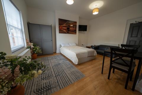 Studio to rent, High Street, Christchurch