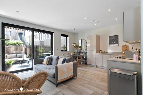 31 Tryon Crescent, London, E9 7RY