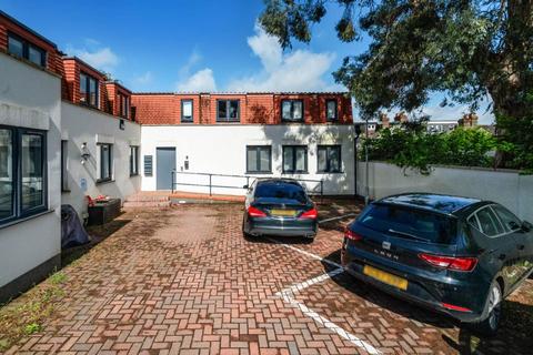 2 bedroom flat for sale, Park Road, Bushey Village