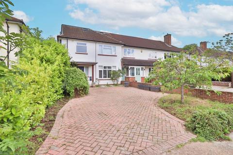 4 bedroom semi-detached house for sale, Bazalgette Gardens, New Malden