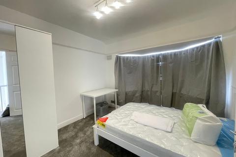 1 bedroom in a house share to rent, Fairfield Drive, Perivale UB6