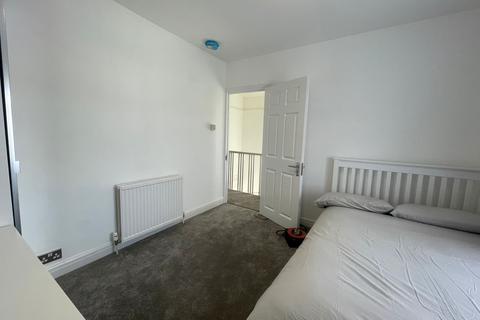 1 bedroom in a house share to rent, Fairfield Drive, Perivale UB6