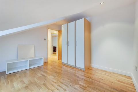 4 bedroom apartment to rent, Finchley Road, London, NW2