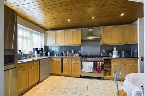 16 King Edwards Avenue, Gloucester, GL1 5DB