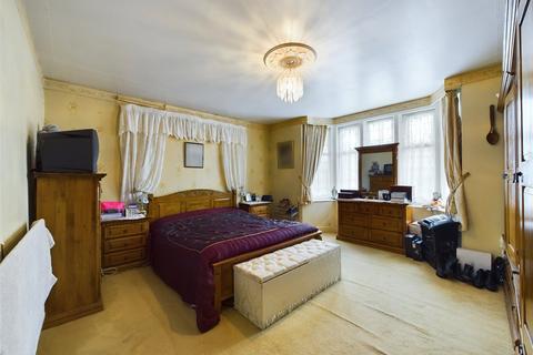 16 King Edwards Avenue, Gloucester, GL1 5DB