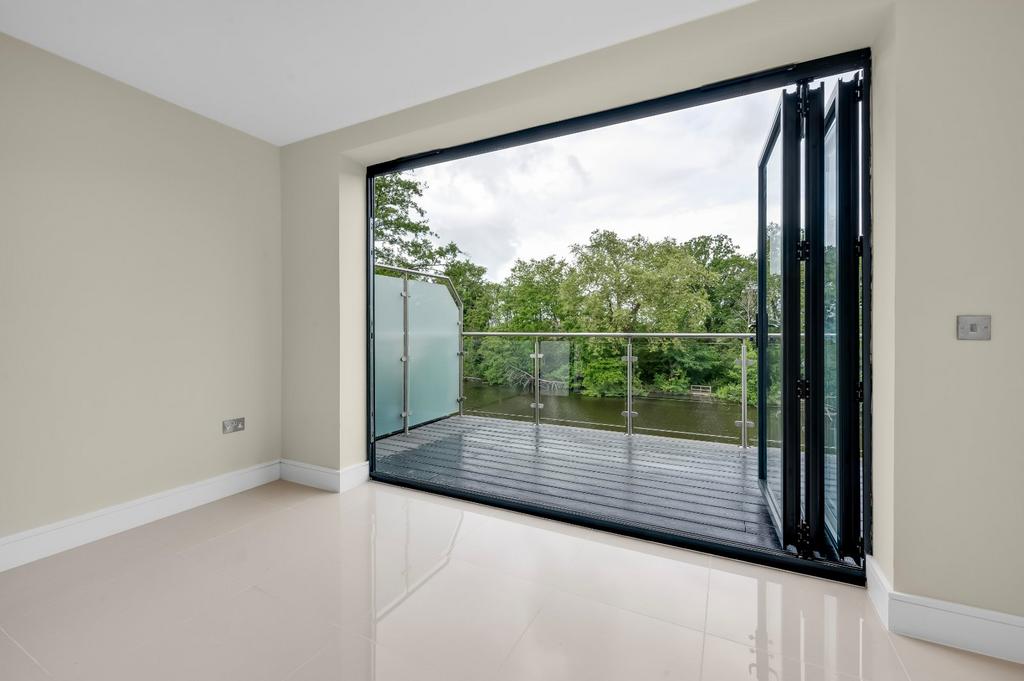 Berkeley Court, Weybridge, Surrey, KT13 4 bed terraced house for sale