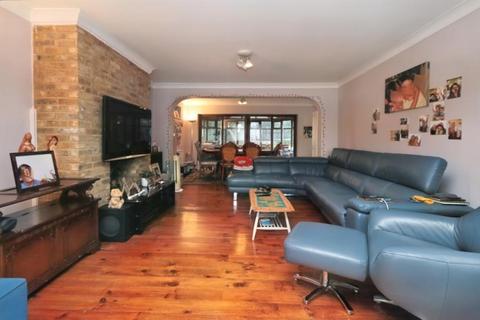 4 bedroom detached house to rent, Chiltern Drive, Surbiton KT5