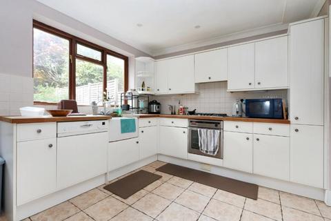 4 bedroom detached house to rent, Chiltern Drive, Surbiton KT5