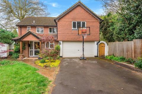 5 bedroom detached house to rent, Wych Hill Lane, Woking GU22