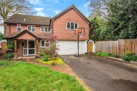 5 bedroom detached house to rent, Wych Hill Lane, Woking GU22