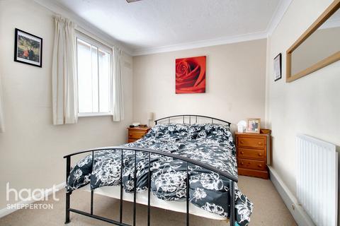 1 bedroom flat for sale, Dutch Barn Close, Staines-upon-Thames