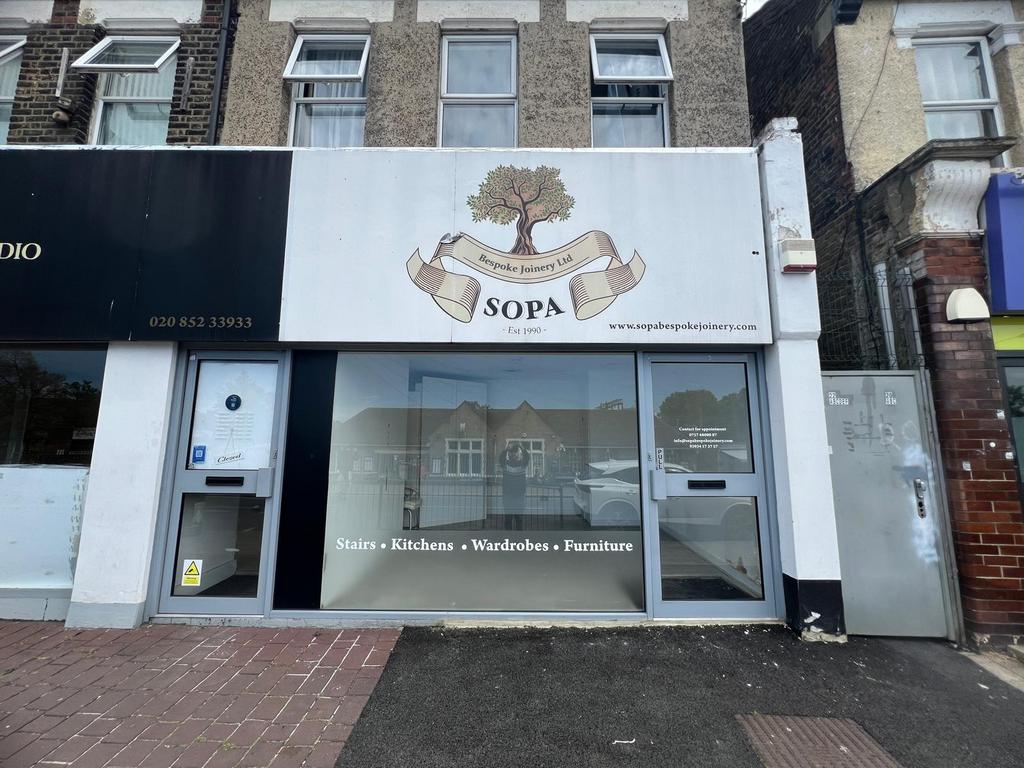 Shop to rent in Highams Park