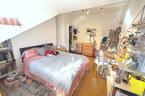 Studio to rent, London NW8