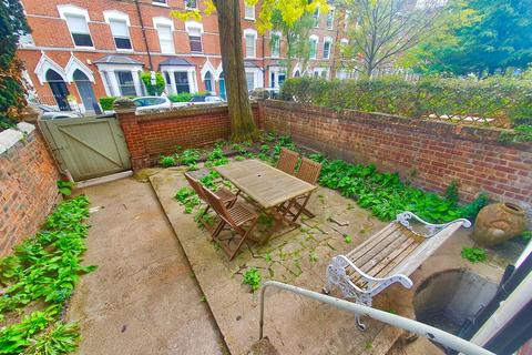 Studio to rent, London NW8