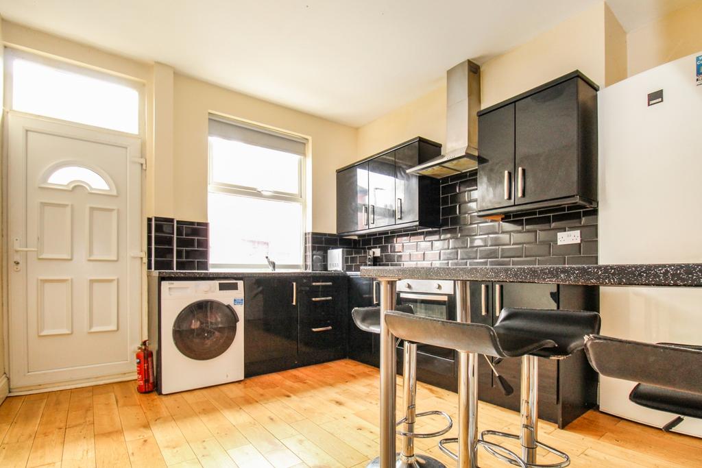BILLS INCLUDED Beamsley Terrace... 5 bed end of terrace house to rent
