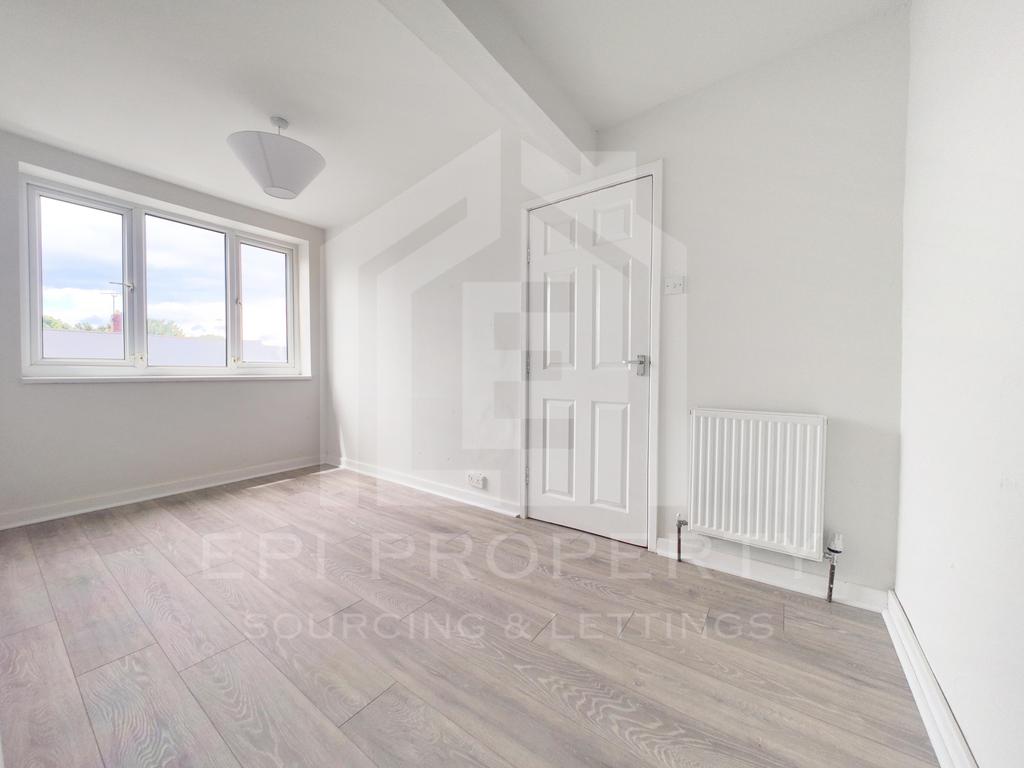 Tilbury Mount, Leeds LS11 3 bed terraced house to rent £925 pcm (£213 pw)