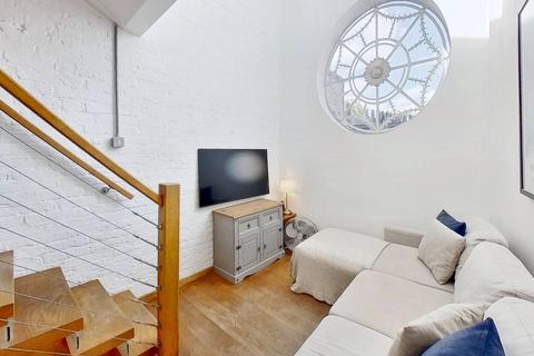 2 bedroom house to rent, Gilstead Road, London SW6