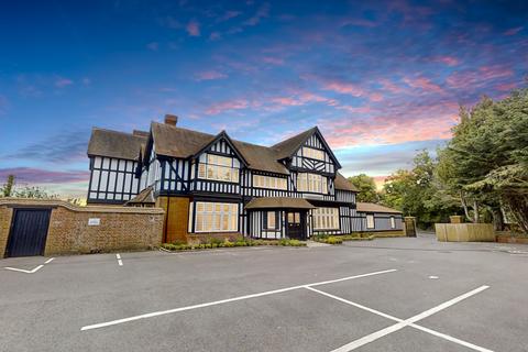 3 bedroom apartment for sale, Churchills Manor, Aylesbury HP22