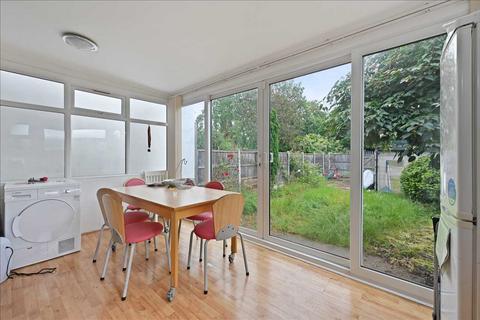 3 bedroom terraced house to rent, Leithcote Gardens, Streatham