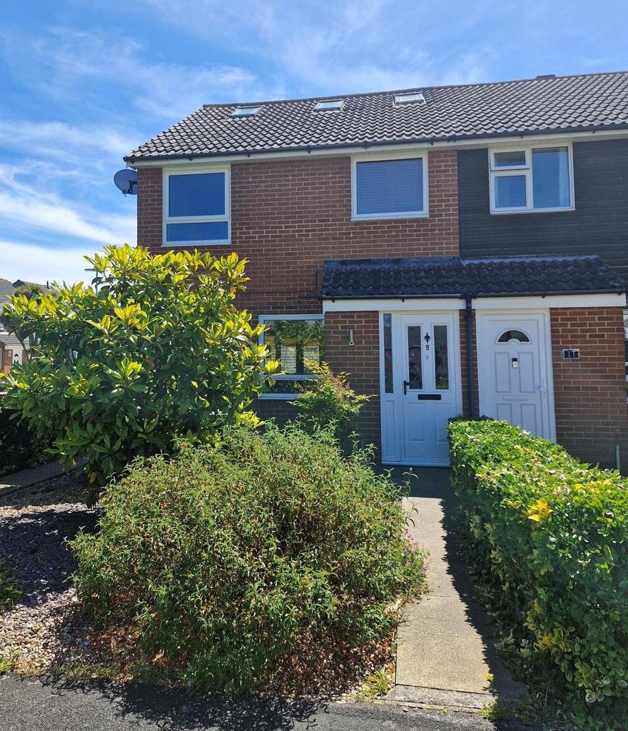 Esmonde Close, Lee On The Solent... 3 bed end of terrace house £1,350