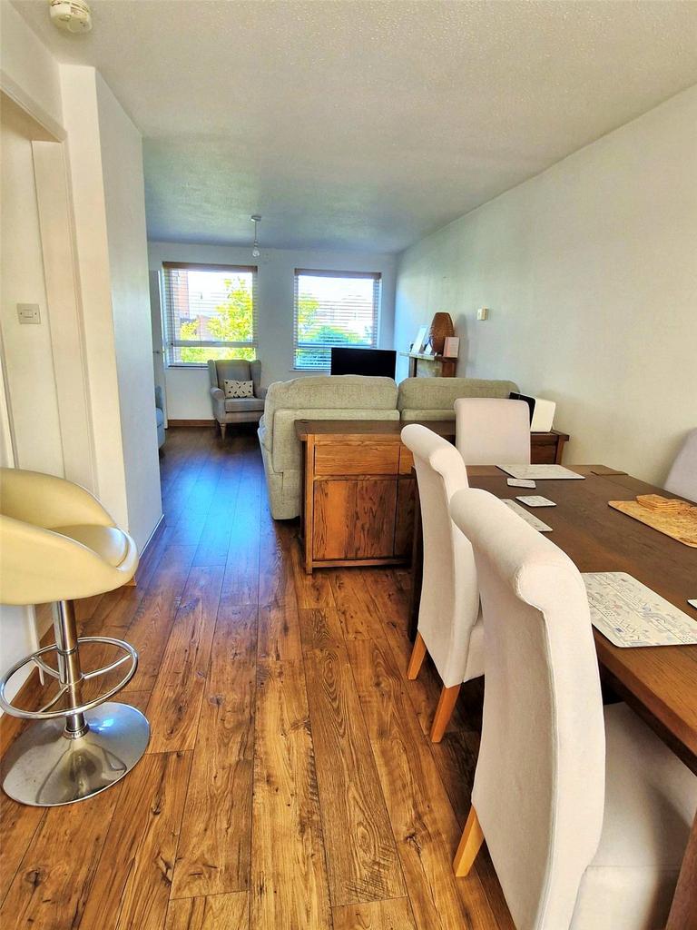 Esmonde Close, Lee On The Solent... 3 bed end of terrace house £1,350