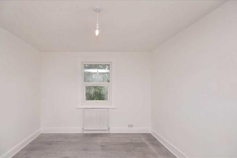 Studio to rent, Bournevale Road, London