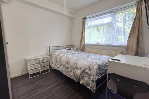 7 Little Elms, Harlington, Hayes, UB3 5EE
