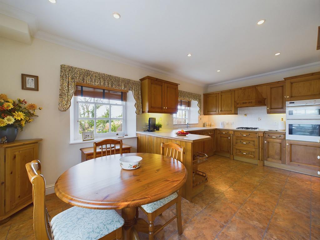 Breakfast Area to kitchen