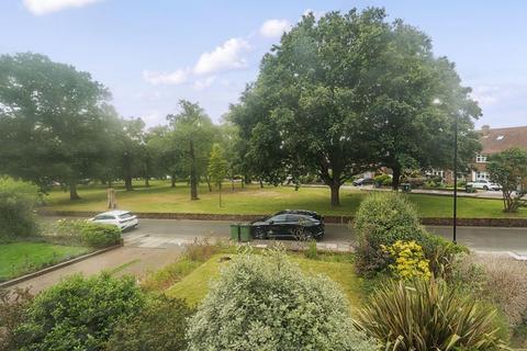 61 Fairoak Drive, London, SE9 2QQ