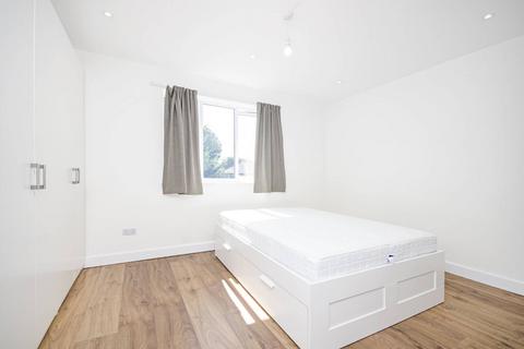 3 bedroom flat to rent, Clifton Gardens, Temple Fortune, London, NW11