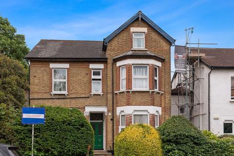 Studio to rent, Birdhurst Rise, South Croydon