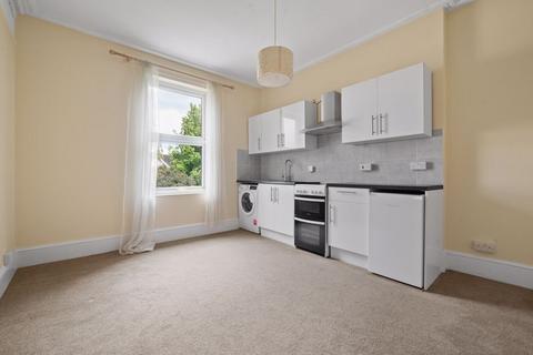 Studio to rent, Birdhurst Rise, South Croydon