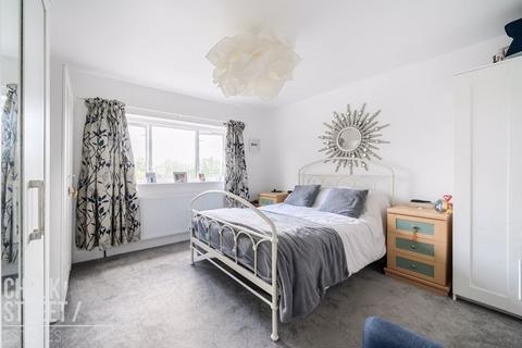 32 Eldred Gardens, Upminster, RM14 1SL