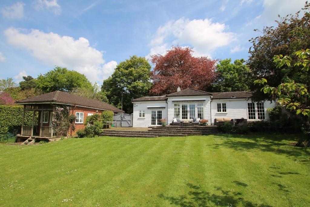 DOWNS LANE, LEATHERHEAD, KT22 3 bed semidetached house to rent £