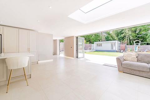 8 Devitt Close, Ashtead, KT21 1JS