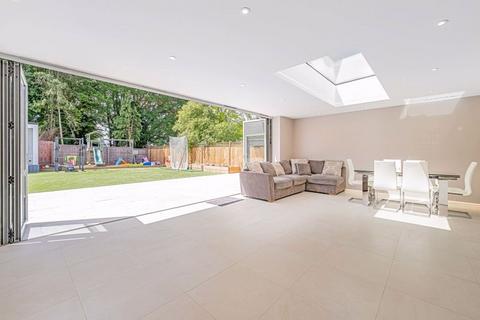 8 Devitt Close, Ashtead, KT21 1JS