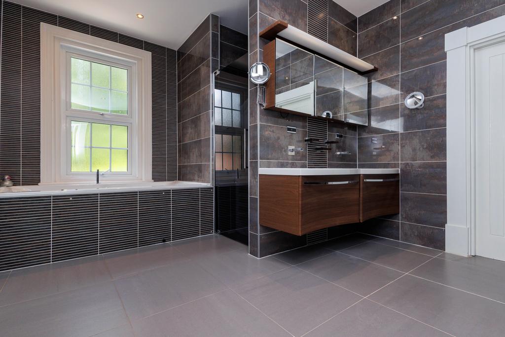 Master Ensuite (3)