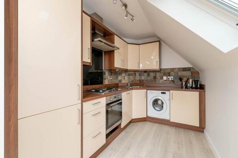 2 bedroom flat to rent, Rodney Street, Canonmills, Edinburgh