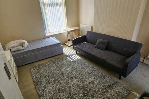 8 bedroom house of multiple occupation to rent, Smedley Road (Bills Included), Manchester M8