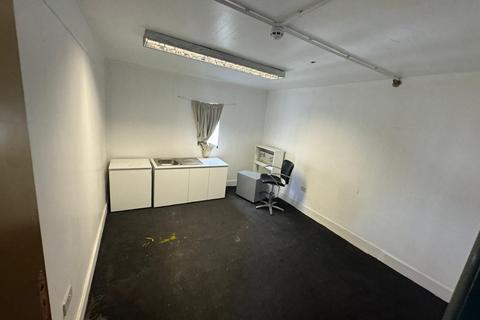 Warehouse to rent, Unit 4- 242 Romford Road