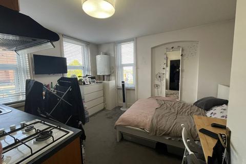 Studio to rent, High Road, London