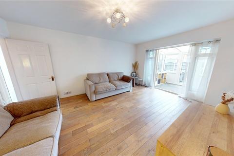 8 Bramleys, Stanford-le-hope, SS17 8AE