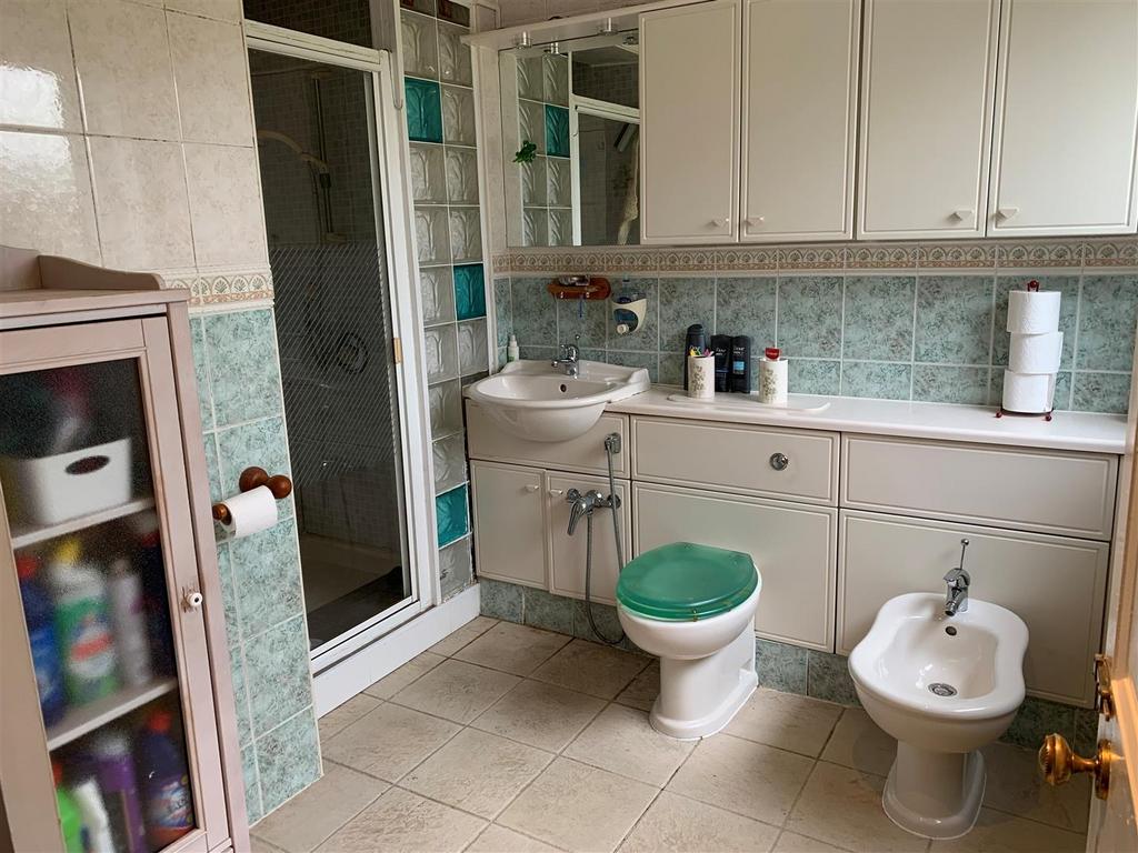 Master Bedroom En-Suite