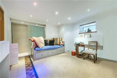 4 bedroom flat to rent, Ferncroft Avenue, Hampstead NW3