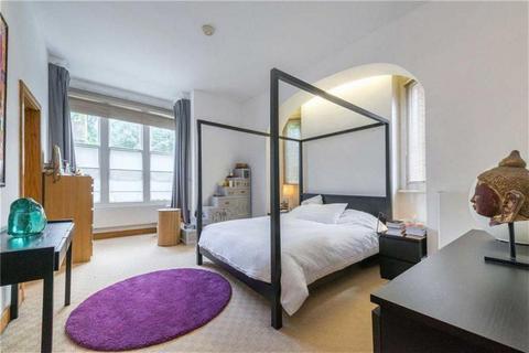4 bedroom flat to rent, Ferncroft Avenue, Hampstead NW3