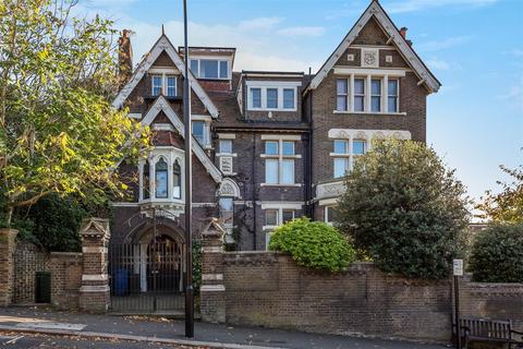 4 bedroom flat to rent, Arkwright Road, Hampstead, London, NW3