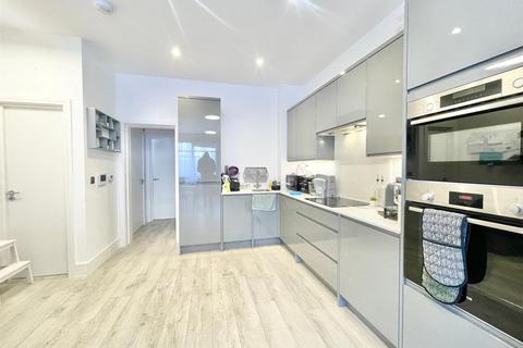 2 bedroom ground floor flat for sale, Lea Bridge Road, London E10